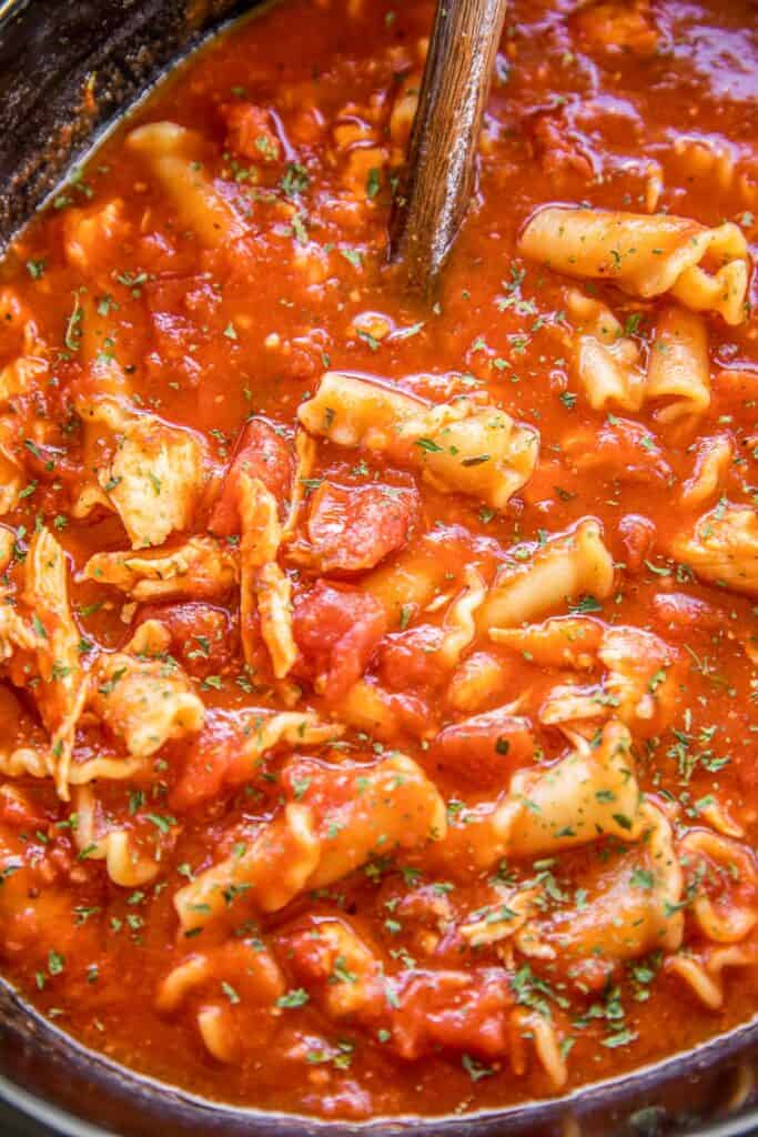slow cooker of tomato, chicken and pasta soup