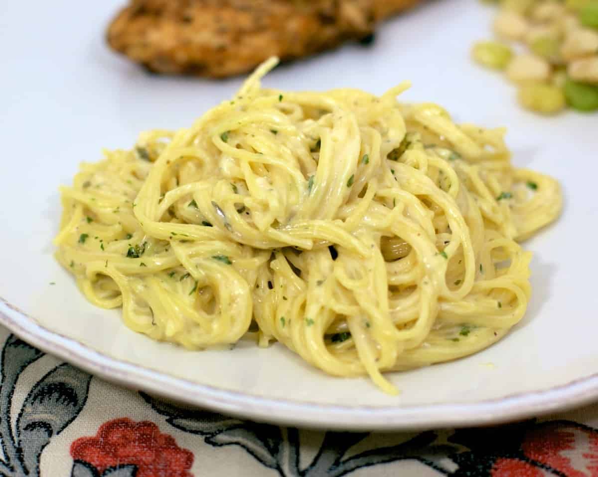 Creamy Garlic Noodles {Homemade Pasta Roni} - SOOO much better than the boxed stuff. We make this all the time. Easy and super delicious! Everything is made in the same pot!  Ready in about 15 minutes. You'll never use the boxed stuff again.