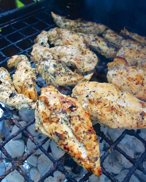Garlic Beer Marinated Chicken Recipe - chicken marinated in beer, lemon juice, Italian seasonings and garlic - SO good. Let the chicken marinated overnight for tons of amazing flavor. Grill for 12-15 minutes - so easy!