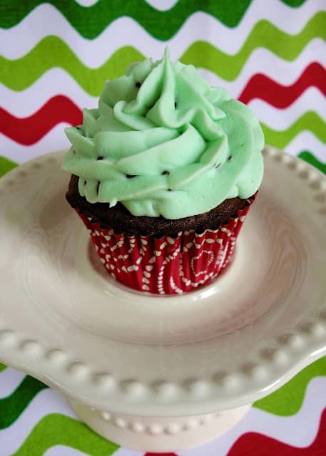 Mint Chocolate Chip Cupcakes - easy chocolate cupcakes topped with a homemade mint chocolate chip buttercream! Cake mix, butter, mint extract, powdered sugar, whipping cream, green food coloring and mini chocolate chips. Great for parties! #cupcakes #mintchocolate #stpatricksday 