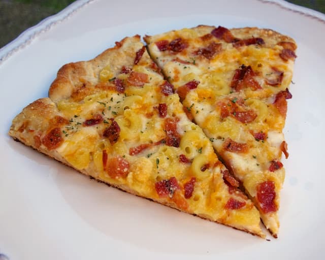 Macaroni and Cheese Pizza - alfredo sauce, macaroni, cheese and bacon pizza - SOOO good! Kids (and adults) gobble this up!!
