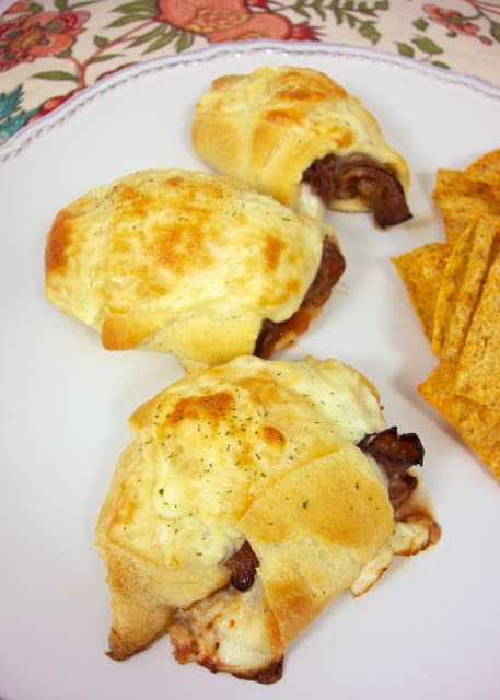 Beef Pizzaiola Crescents - roast beef, mozzarella and pizza sauce baked in crescent rolls! Only 4 ingredients! Quick beefy pizza rolls. Great for lunch or dinner. Kids love these!