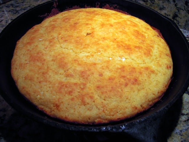 Pioneer Woman's Cornbread - authentic southern cornbread! SO easy and SOOO delicious!! Shortening, corn meal, flour, salt, buttermilk, milk, egg, baking powder and baking soda. Ready in under 30 minutes! A must for all your soups and stews! #cornbread