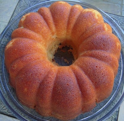 7UP Pound Cake - classic pound cake that is sure to please the whole gang! Butter, sugar, eggs, flour, lemon, butter extract and 7UP. This recipe never fails me!! #poundcake #cake #dessert