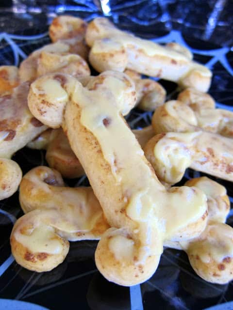Cinnamon Bones - quick Halloween breakfast! Use refrigerated cinnamon roll dough to make a quick and spooky breakfast!