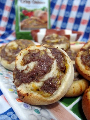 Bacon Cheeseburger Pinwheels - great for a quick meal or parties! Ground beef, egg, tomato juice, bacon, french fried onions, cheddar cheese and refrigerated pizza dough. Dip in your favorite dipping sauce! Everyone RAVES about these yummy pinwheels! #hamburger #bacon #appetizer