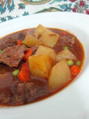 Slow Cooker Chuckwagon Stew - our FAVORITE beef stew recipe!! Stew meat, tomato puree, beef broth, chili powder, thyme, potatoes, carrots and green peas. Serve with some cornbread. Comfort food at its best!! #slowcooker #beefstew #comfortfood