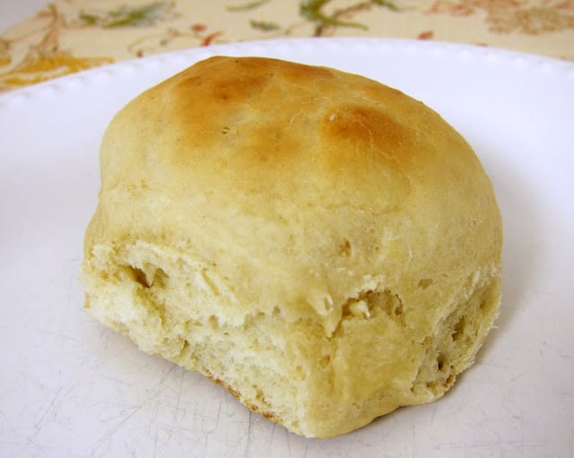 Weeknight Dinner Rolls - you can have homemade rolls any night of the week! This recipe is ready in under an hour! 