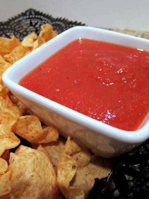Los Barrios Salsa Recipe - only 5 ingredients to make this authentic Mexican salsa! SO good. Tastes just like the Mexican Restaurant.