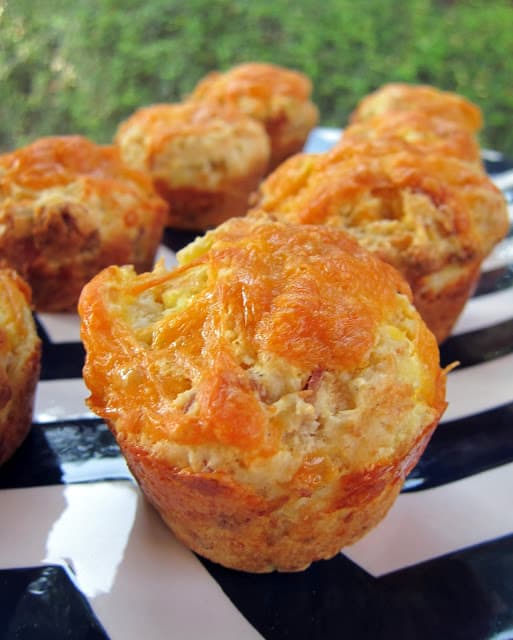 Bacon Egg and Cheese Breakfast Muffins - great on-the-go breakfast!!! Scrambled eggs, bacon, cheese, flour, baking powder, dry mustard, milk, oil and egg. Ready in 20 minutes!! Whip up a batch on Sunday for an easy breakfast during the week. #breakfast #mealprep #freezermeal