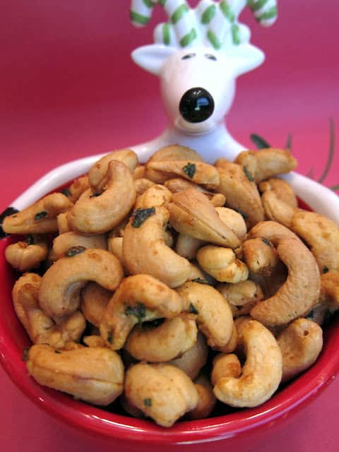 Rosemary Roasted Cashews - so easy and CRAZY good! Only 5 ingredients - cashews, rosemary, cayenne, butter and brown sugar. Ready in 10 minutes. Great for parties! Also makes a great homemade gift. #partyfood #cashews #partynuts