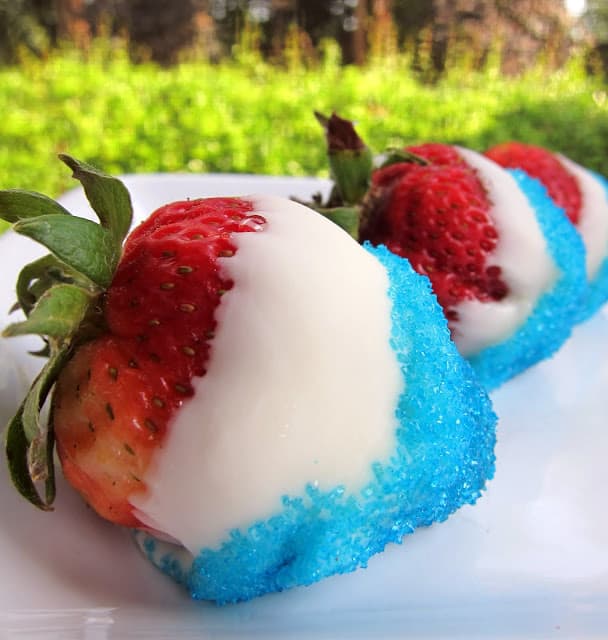 Berry Patriotic Strawberries Recipe - red, white and blue strawberries - only 3 ingredients! Simple no-bake dessert for all your summer parties!