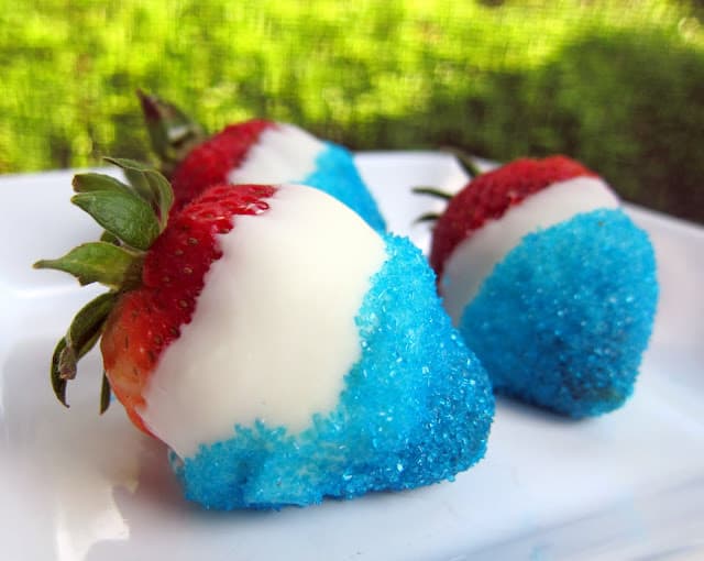 Berry Patriotic Strawberries Recipe - red, white and blue strawberries - only 3 ingredients! Simple no-bake dessert for all your summer parties!