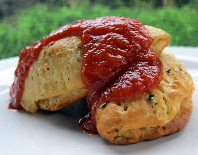 Mini Calzones Recipe - Pillsbury Grands biscuits stuffed with cheese and your favorite pizza toppings. Quick recipe for lunch/dinner or after school snack. Bake and freeze for a quick on-the-go treat.