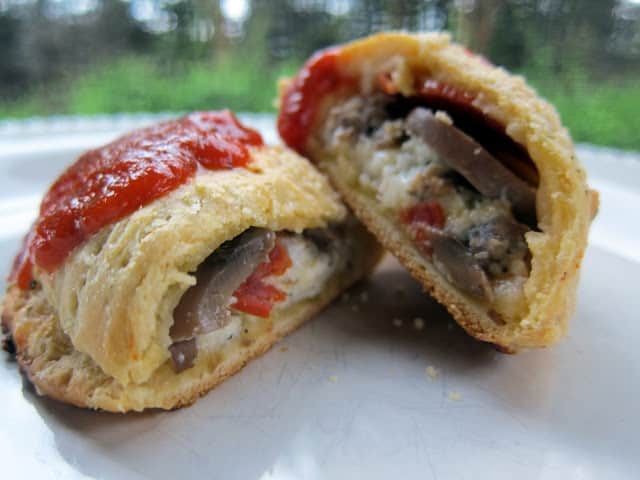 Mini Calzones Recipe - Pillsbury Grands biscuits stuffed with cheese and your favorite pizza toppings. Quick recipe for lunch/dinner or after school snack. Bake and freeze for a quick on-the-go treat.