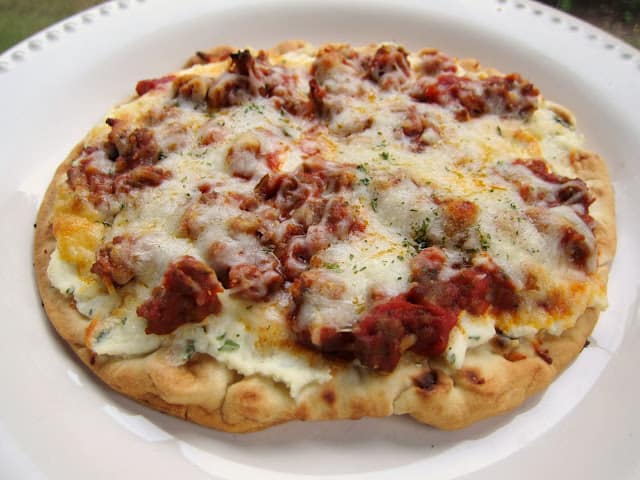 Lasagna Flatbread - meat sauce and 3 cheeses on top of a flatbread - all the flavors of Lasagna without all the work! Quick Italian Recipe! #pizza