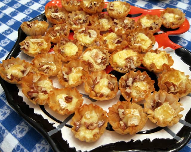 Baked Brie Bites - only 4 simple ingredients! Super quick appetizer recipe! People go nuts over these things!! I always double the recipe and there are never any left!