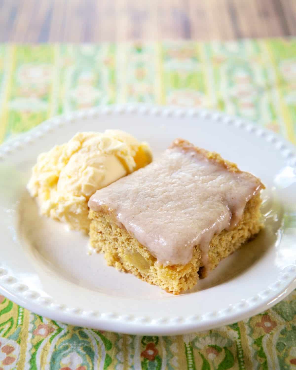 Apple Pie Cake - easy apple cake topped with a homemade cinnamon frosting. SO good!! Took this to a party and it was gone in a flash! Yellow cake mix, apple pie filling, vanilla, cinnamon, eggs, milk and powdered sugar. Serve warm with some vanilla ice cream! #cake #dessert #apple 