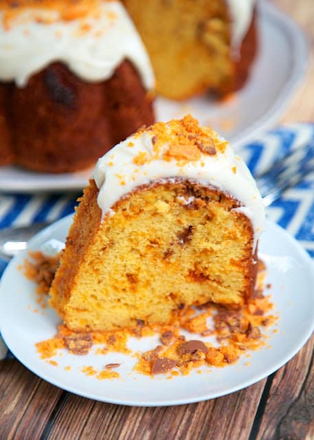 Butterfinger Pound Cake Recipe - yellow pound cake filled with tons of crushed Butterfingers, topped with homemade buttercream and more crushed Butterfingers. Simply amazing! Great for a crowd.