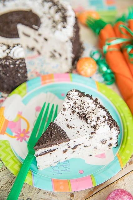 Easy Easter Dessert Table with festive Carrot Napkins and an I Love Ice Cream Carvel® Oreo® Ice Cream Cake. Make Easter dessert a breeze with this yummy ice cream cake! Make sure your Easter table is festive and make these adorable and easy Carrot Napkins bundles.Great way for the kids to help set the table. GIF tutorial included #Easter #table #carrotnapkins