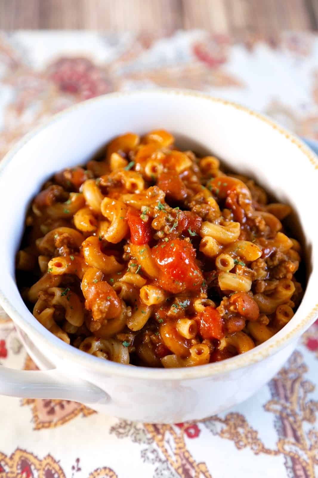 One Pot Chili Mac {No Boil} - chili and pasta simmered in the same pot! No need to precook the pasta! Hamburger, garlic, onion flakes, tomato sauce, diced tomatoes, beef broth, macaroni, chili seasoning, chili powder and chili beans.Great quick and easy weeknight meal! #chili #onepotmeal