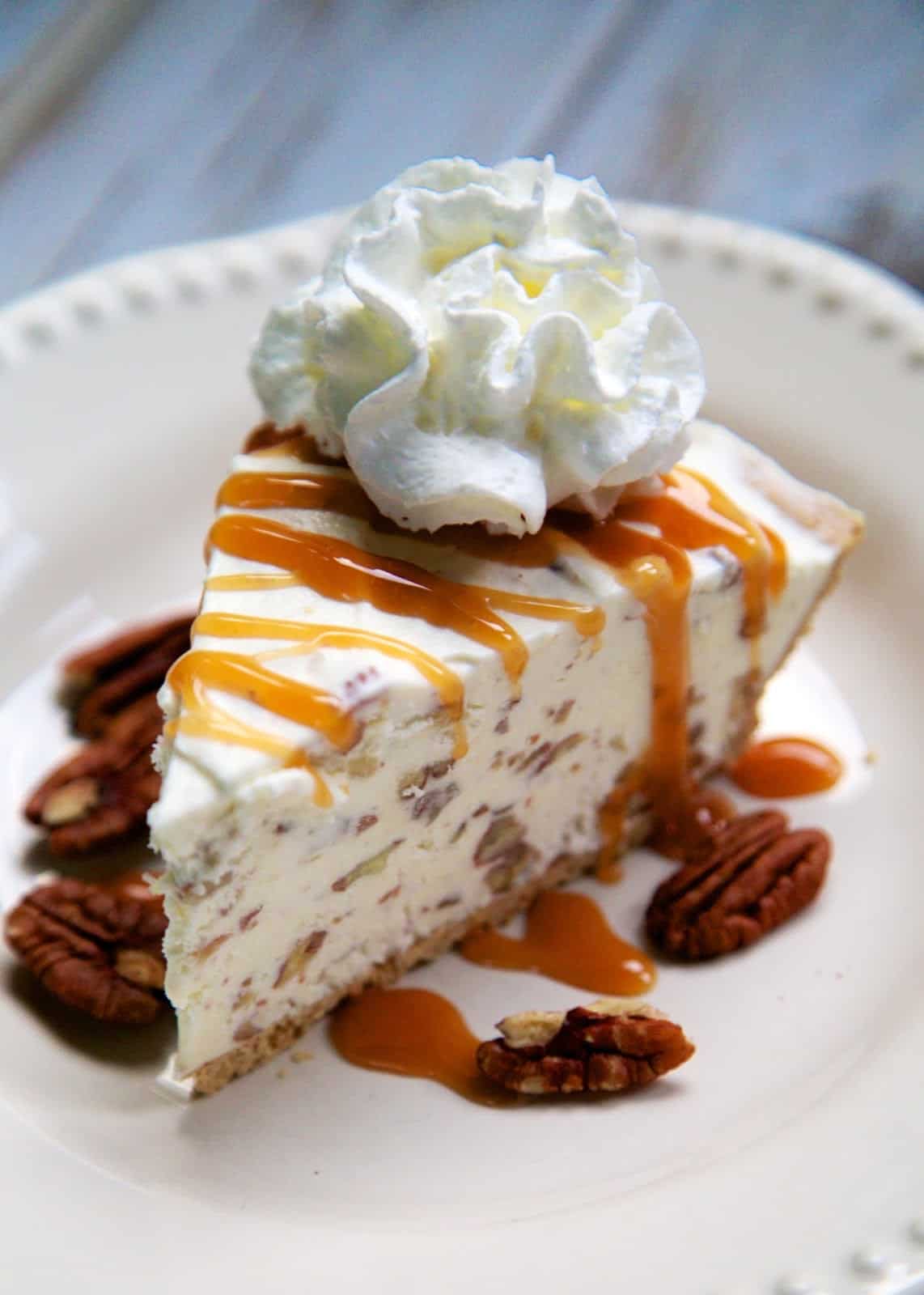 Butter Pecan Ice Cream Pie {No Machine Required} - SO simple and you don't need an ice cream maker! Love no-churn ice cream!