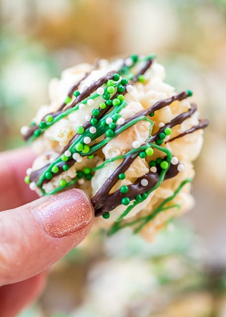 No-Bake Mint Chocolate Krispies - only 5 ingredients and 5 minutes! These are dangerously delicious! Drizzle with melted chocolate and green candy melts for a festive St. Patrick's Day treat!! Almond bark, peppermint oil, rice krispies, peanuts and marshmallows. #nobake #stpatricksday #candy #easydessert