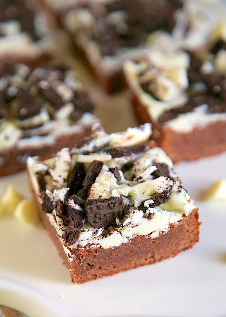 White Chocolate Oreo Brownies Recipe - homemade brownies topped with white chocolate and crushed Oreos - SO good! Recipe from Fat Witch Bakery in NYC.