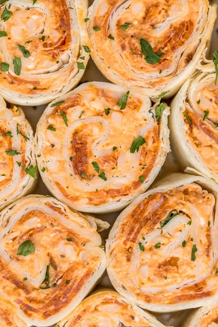 Pizza Pinwheels Recipe - I am ADDICTED to these sandwiches! Cream cheese, pizza sauce, mozzarella cheese and pepperoni wrapped in a tortilla. Can make ahead of time and refrigerate until ready to eat. Perfect for parties and tailgating!!