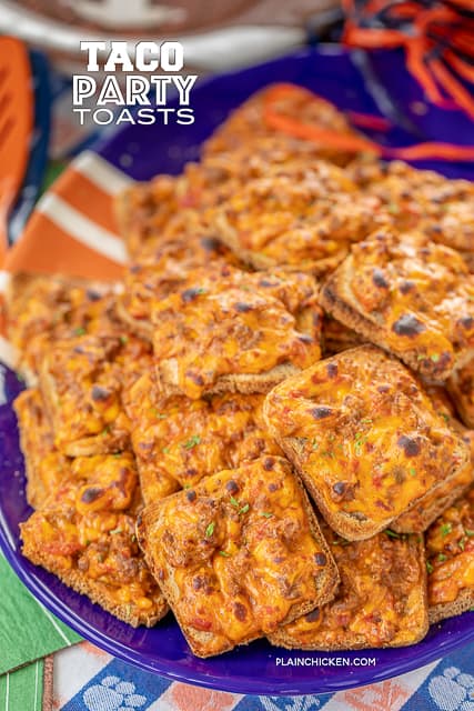 Taco Party Toasts - only 5 ingredients!! Seriously delicious! I took these to a party and they were gone in a flash. Ground beef, taco seasoning, diced tomatoes and green chiles, Velveeta cheese and party rye bread. Can make ahead of time and freezer for later. Great for any occasion - parties, tailgating or a quick lunch or dinner. Taco night was never so fun! #appetizer #taco #tailgating #partyfood 