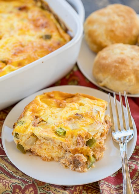 Western Omelet Casserole - perfect for breakfast, lunch or dinner. Ham, onion, bell pepper, artichokes, salsa, eggs, sour cream and cheese. No crust, so it is a great low-carb option. Only 4.5 Weight Watcher points per serving!! #casserole #omelet #breakfast