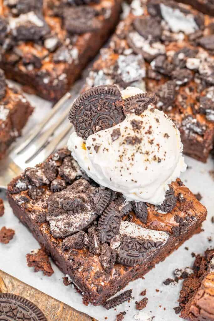 oreo brownie topped with ice cream