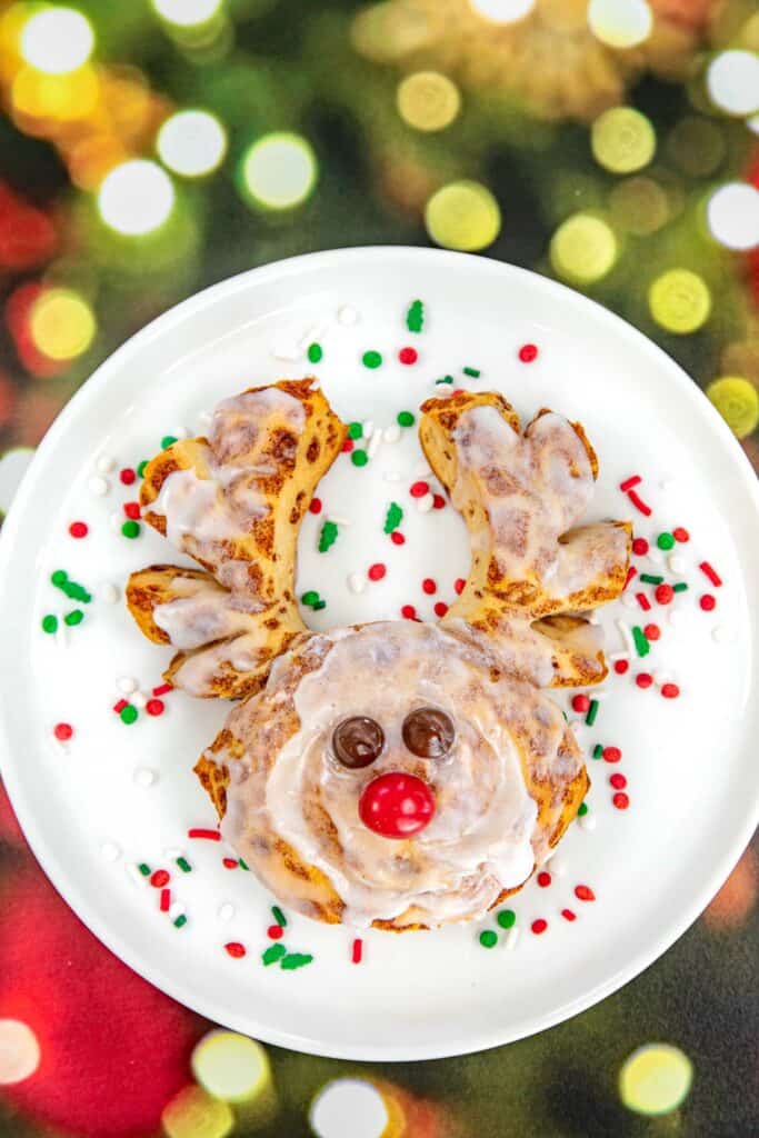 christmas cinnamon rolls in the shape of a reindeer